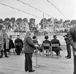 128646 Afbeelding van wethouder H. van der Vlist tijdens zijn toespraak bij de officiële opening van het wedstrijdbad ...